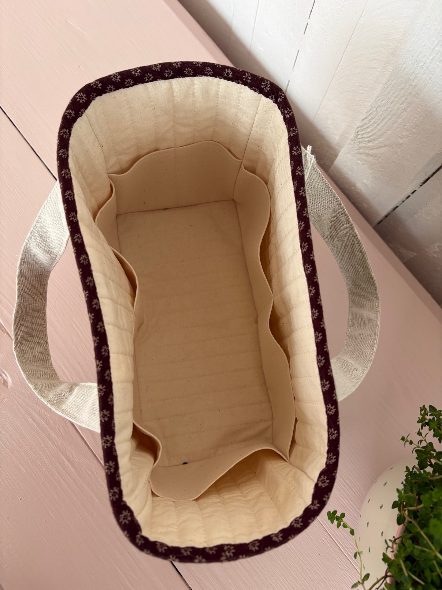 Lille sy-/strikketaske med patchwork forside
