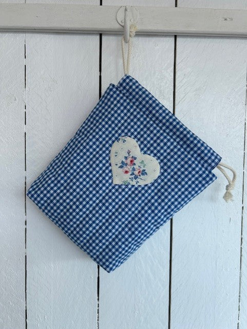 Kit for small log cabin project bag in blue colors