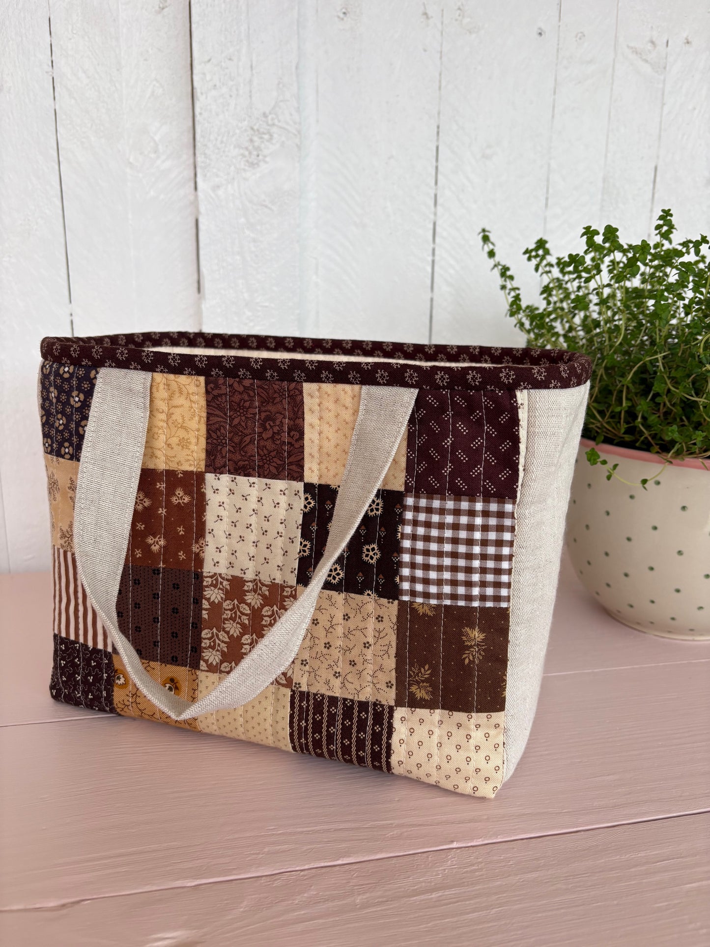 Lille sy-/strikketaske med patchwork forside